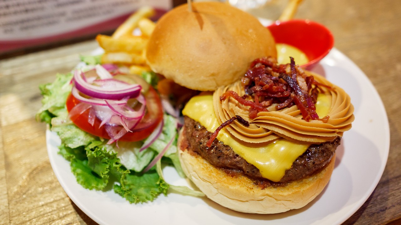 【台北美食】松山 Bravo Burger 發福廚房 民權店 》美味的招牌花生醬牛肉堡 1
